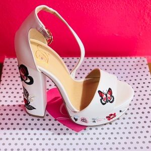 Women White Thick Heel Flower Design 👡